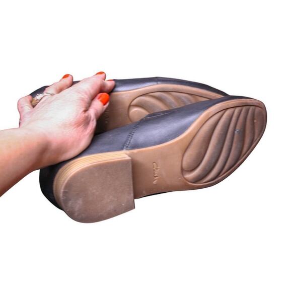 Clarks Black Leather Slip On Shoes Flats Loafers Comfort Minimalist - Picture 6 of 6